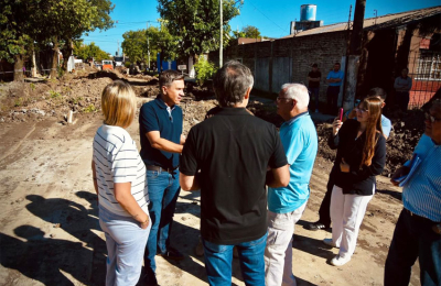 Avanzan trabajos de pavimentación y viviendas, y de saneamiento del río Negro
