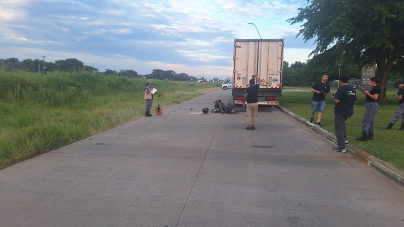 Choque contra un camión: motociclista lucha por su vida