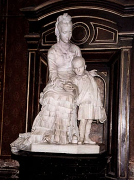 Felicitas junto a su hijo Félix, escultura realizada por Antonio Pasaglia para la iglesia erigida en su honor (Wikipedia).jpg
