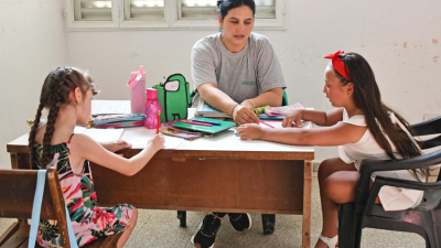 Apoyo escolar gratuito para niños en Villa Río Negro