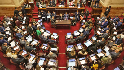 La reforma laboral saca a la política de la modorra estival