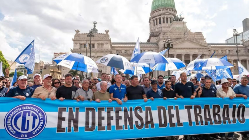 La marcha opositora terminó en incidentes con la Policía y destrozos