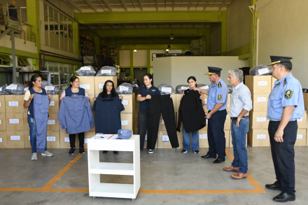 entrega de uniformes policiales confeccionados por Fontex (2).jpg