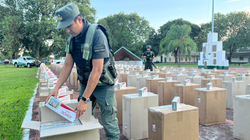 Incautaron 150.000 atados de cigarrillos de contrabando en un camión paraguayo sobre la Ruta 11