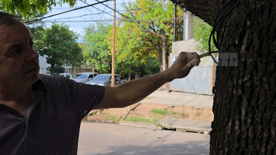 Indignación en Villa Centenario: denuncian cables colgando tras la muerte de un motociclista