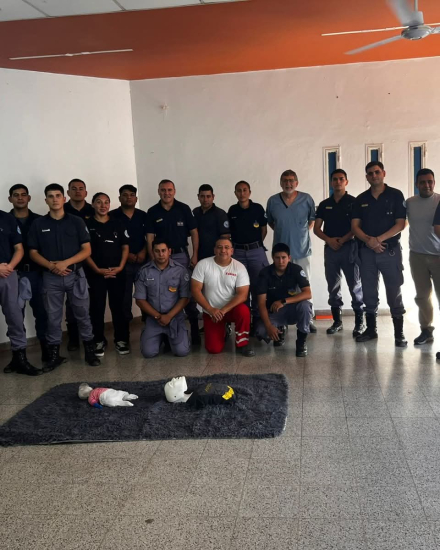 Personal de salud capacitó a efectivos policiales en respuesta ante emergencias en Las Lomitas (1).jpeg
