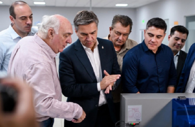 El gobernador Zdero recorrió fábrica de alfajores Mood en Puerto Tirol