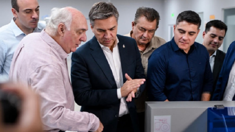 El gobernador Zdero recorrió fábrica de alfajores Mood en Puerto Tirol