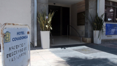 Subastan el mobiliario del Hotel Covadonga tras su cierre