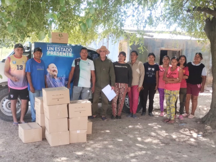 Entrega de cajas alimentarias.jpg.jpeg