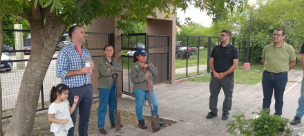 Plantaron arboles en la EPES N°31 (5).jpeg