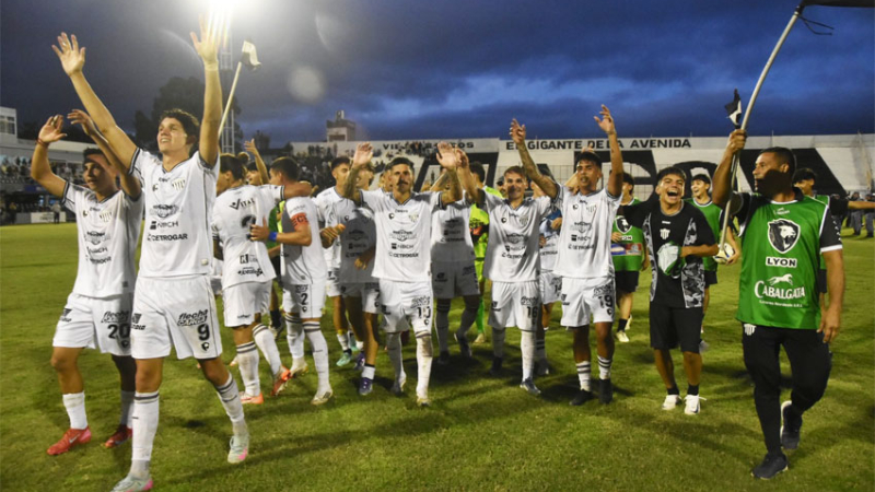 For Ever tuvo su primera alegría ante All Boys en un final de locos