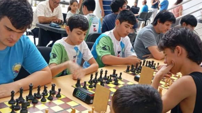 Jornada de aprendizaje y competencia propone el ajedrez en la UNNE