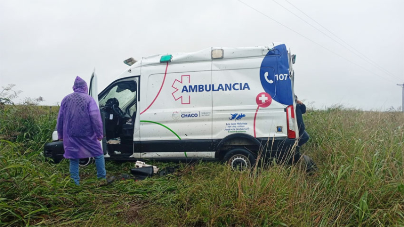 Una ambulancia volcó en la ruta 16: no hubo heridos