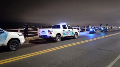 Amplio despliegue por la muerte de un hombre en el puente Chaco Corrientes