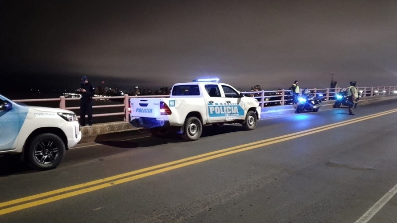 Amplio despliegue por la muerte de un hombre en el puente Chaco Corrientes