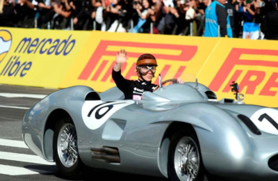 La histórica "Flecha de Plata" de Fangio recorrió las calles de Buenos Aires