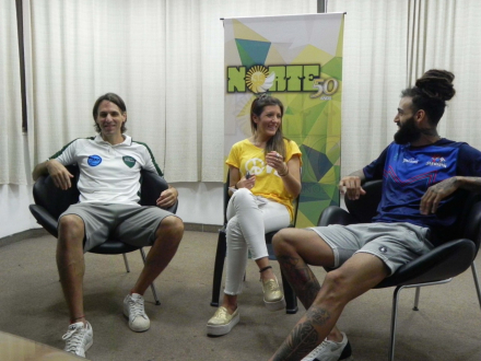 Pablo Fernández, de Hindú, y Agustín Carnovale, de Villa San Martín. Liga Argentina de Básquet 2018-19..jpeg