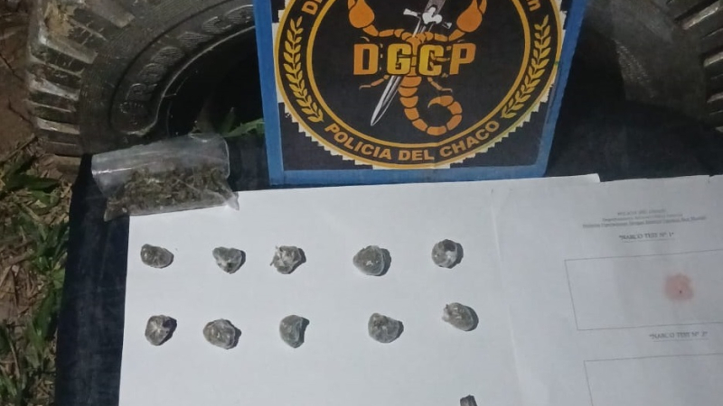 "Bochitas" de marihuana en una plaza: demoraron a dos jóvenes durante un operativo nocturno