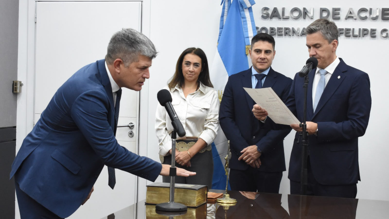 Zdero tomó juramento a Federico Valdés como nuevo asesor general de Gobierno