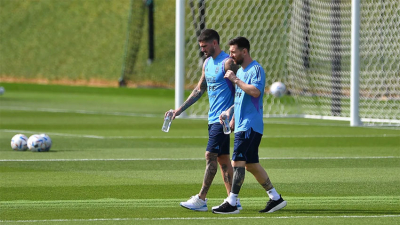 Messi pasó por la peluquería y mostró su look 