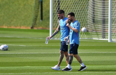 Messi pasó por la peluquería y mostró su look