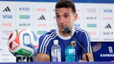 Scaloni criticó la pausa de hidratación y aseguró que Messi llega bien