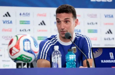 Scaloni criticó la pausa de hidratación y aseguró que Messi llega bien