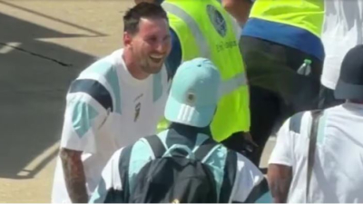 Las carcajadas de Messi al ver el insólito elemento que encontraron en la valija de Cuti Romero