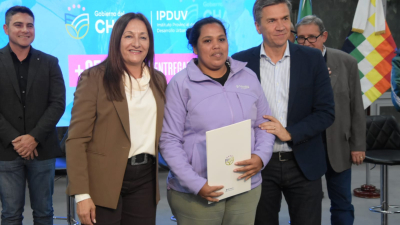Legisladores chaqueños en la entrega de 50 títulos de propiedad