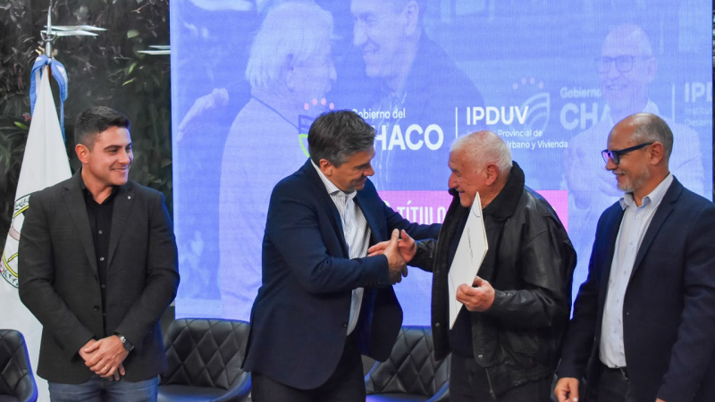 El gobernador entregó 50 títulos de propiedad y ya son más de 6.500 en su gestión