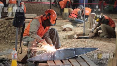 Los jóvenes escultores trabajan contra reloj para culminar sus obras