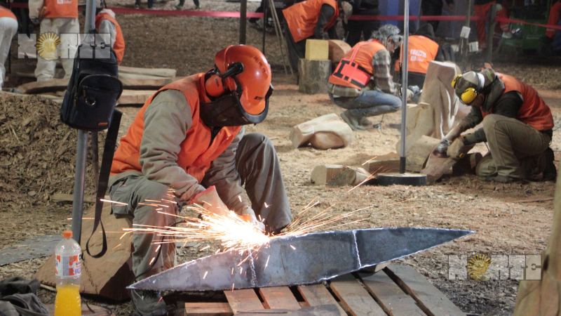 Los jóvenes escultores trabajan contra reloj para culminar sus obras