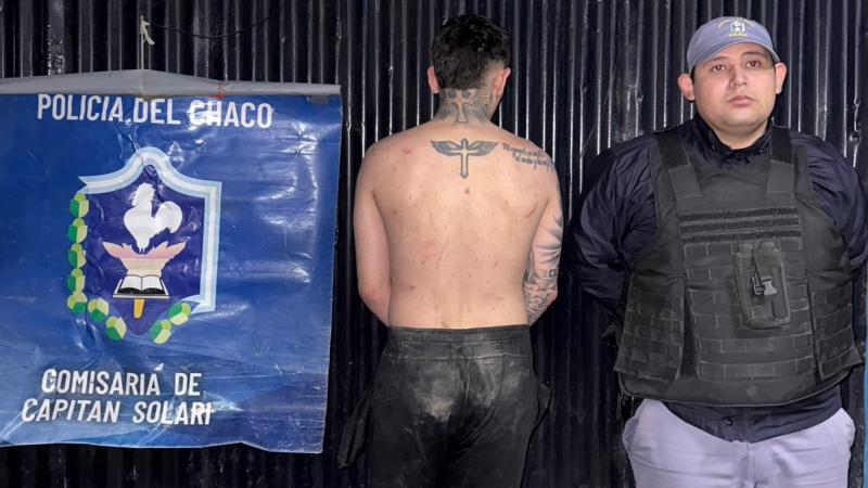Un policía sufrió la amputación parcial de un dedo al ser mordido durante un violento procedimiento