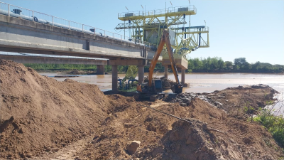 Por la bajante del Bermejo, se realizan tareas de dragado y canalización