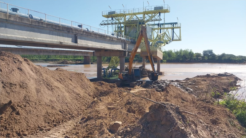Por la bajante del Bermejo, se realizan tareas de dragado y canalización