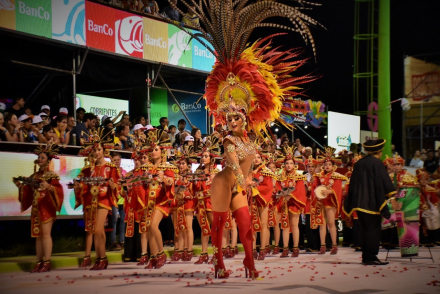 Dayana frente a la escuela de Samba de Sambanda (2019)