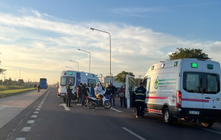 Grave choque entre un colectivo y una moto en la ruta 16: una persona fallecida