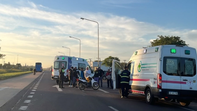 Grave choque entre un colectivo y una moto en la ruta 16: una persona fallecida