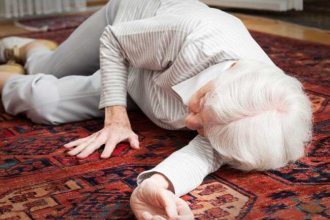 Caídas en adultos mayores: por qué ocurren y cómo anticiparlas con pruebas simples