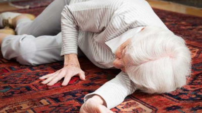 Caídas en adultos mayores: por qué ocurren y cómo anticiparlas con pruebas simples
