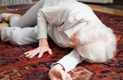 Caídas en adultos mayores: por qué ocurren y cómo anticiparlas con pruebas simples