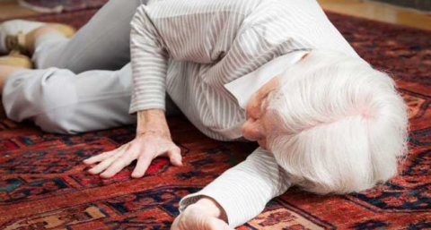 Caídas en adultos mayores: por qué ocurren y cómo anticiparlas con pruebas simples