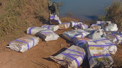 Gendarmes hallaron 800 kilos de marihuana ocultos a la vera del Paraná