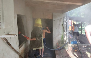 Dejó un espiral encendido cerca de la cama y casi se le incendia la casa