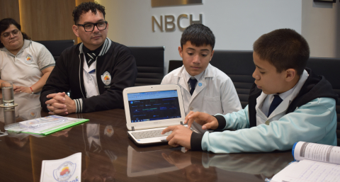 Estudiantes de San Martín crearon innovador proyecto financiero con IA y fueron recibidos por autoridades del NBCH