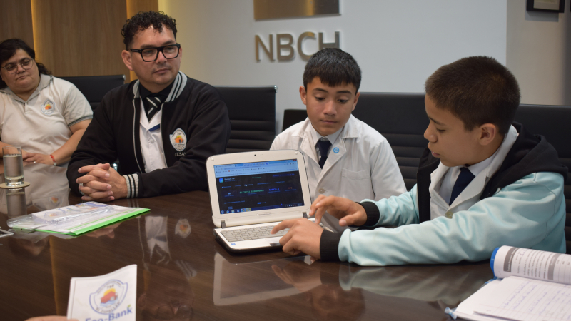 Estudiantes de San Martín crearon innovador proyecto financiero con IA y fueron recibidos por autoridades del NBCH
