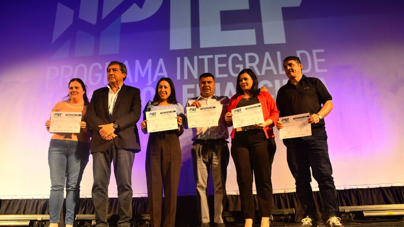Docentes recibieron sus diplomas