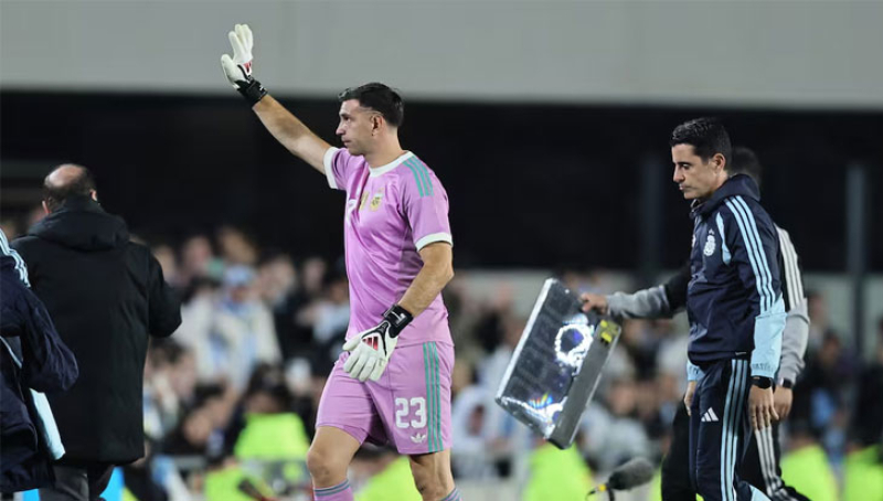 Emiliano Martínez outlines Lionel Messi farewell plans