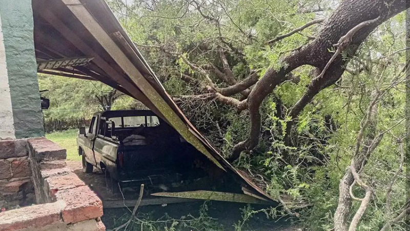 Un fuerte temporal azotó a la localidad de Pirané y se activó el equipo de emergencias  